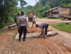 Jembatan Rusak, Polsek Tumbang Titi Bersama Warga Lakukan Perbaikan Dengan Bergotong-Royong