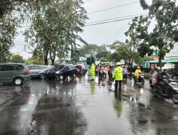 Unit Lantas Polsek Pontianak Kota Atur Lalu Lintas di Tengah Hujan untuk Cegah Kemacetan