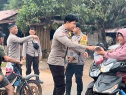 Polsek Nanga Tayap Bagikan Takjil Buka Puasa Kepada Pengendara Bermotor