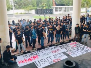 Gelar Aksi di DPRD Kalbar, Masa Tuntut Kasus Kekerasan Aparat