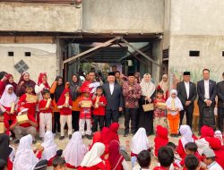 Timbalan Menteri Pendidikan Brunei Darussalam Kunjungi MI Mas’udi Pontianak, Turut Bagikan Hadiah Lomba HUT RI